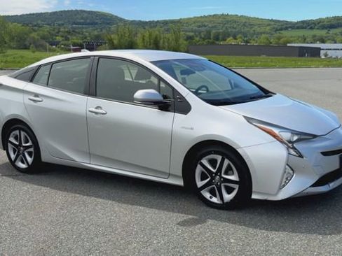 Used 2017 Toyota Prius Three Touring FWD image 2