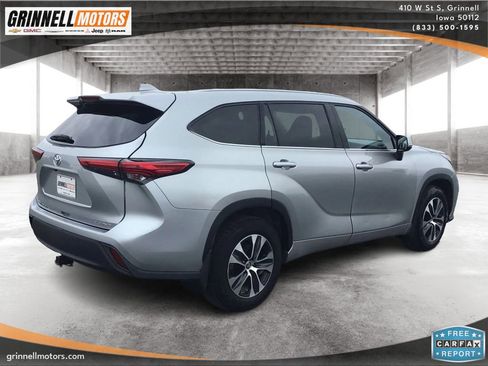 Used 2021 Toyota Highlander XLE AWD/4WD image 5