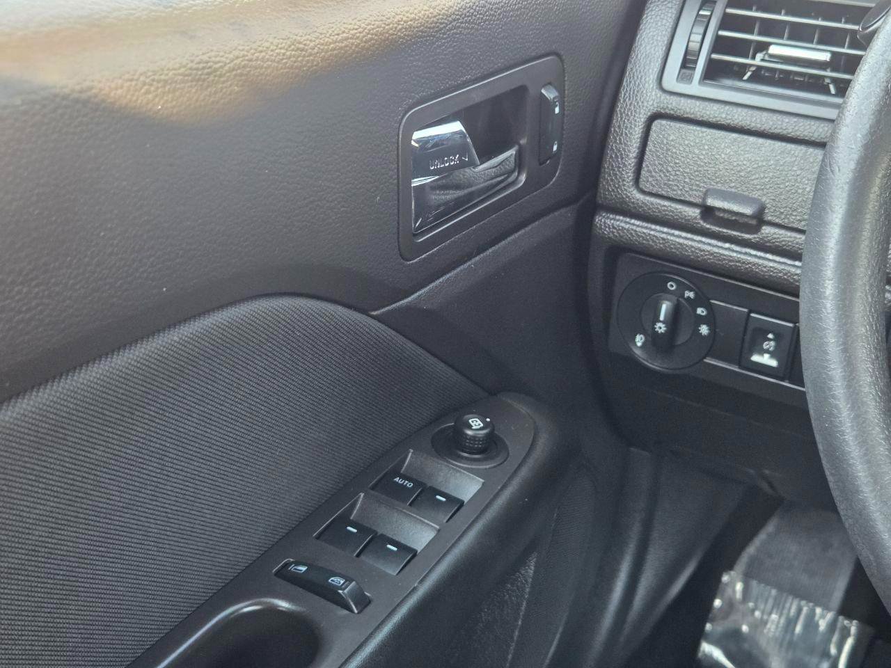 Used 2011 Ford Fusion SE FWD image 27