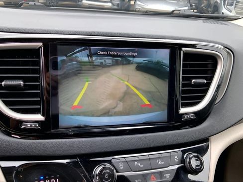 Used 2023 Chrysler Pacifica Touring-L image 26