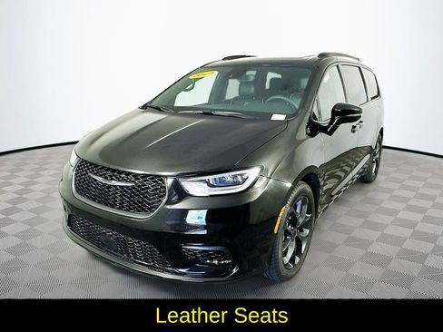 Used 2025 Chrysler Pacifica Limited FWD image 5