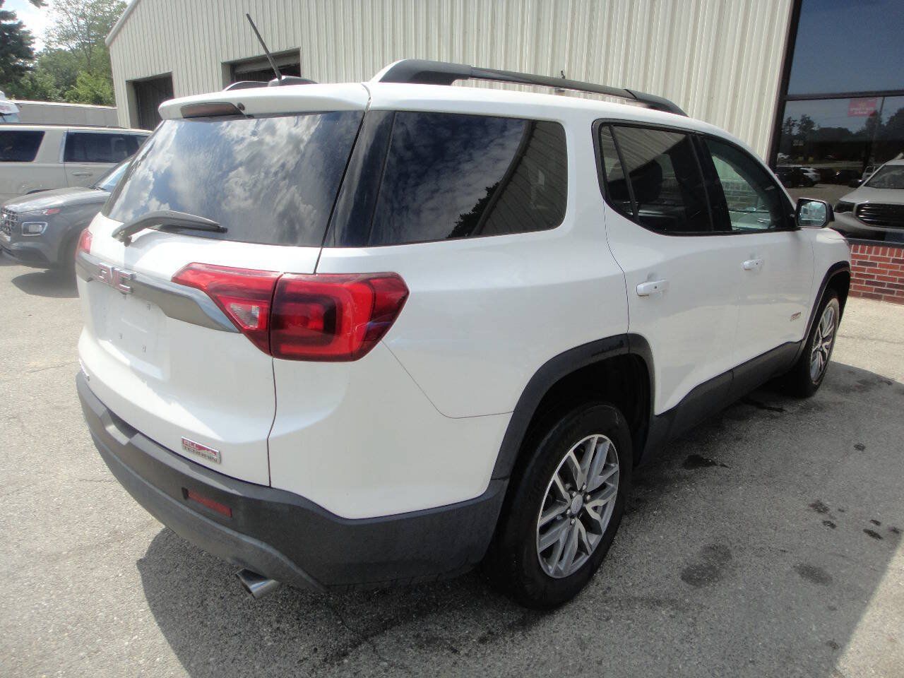 Used 2018 GMC Acadia SLE w/ Driver Alert Package I AWD/4WD image 4