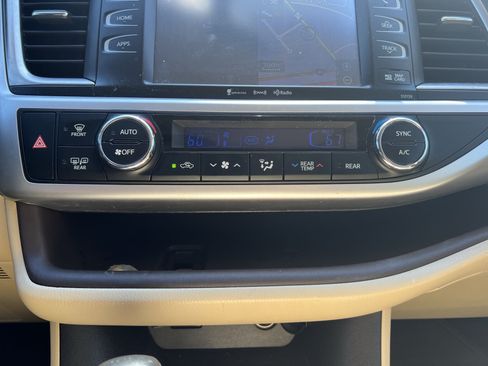 Used 2016 Toyota Highlander XLE FWD image 30