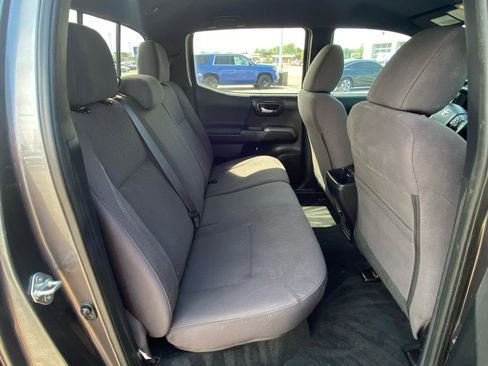 Used 2017 Toyota Tacoma TRD Sport w/ Tow Package (A/T) AWD/4WD image 28