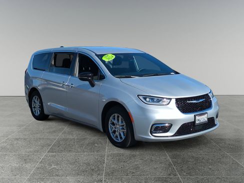 Used 2024 Chrysler Pacifica Touring image 8