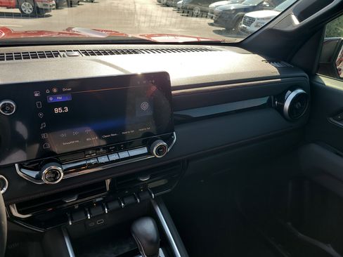 Used 2023 Chevrolet Colorado Z71 image 21