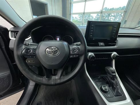 Used 2021 Toyota RAV4 LE AWD/4WD image 14