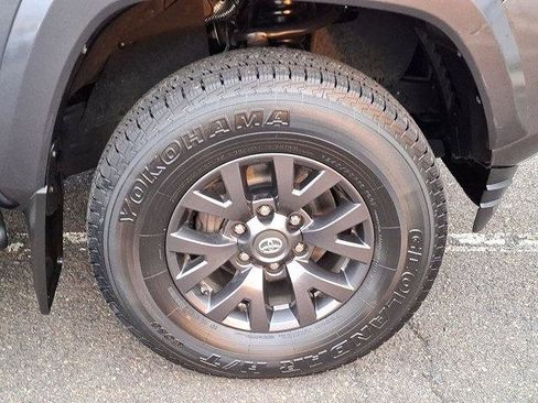 Certified 2020 Toyota Tacoma SR5 image 28