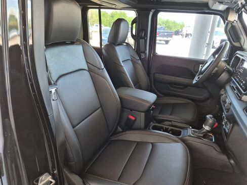 Used 2025 Jeep Gladiator Sport AWD/4WD image 5