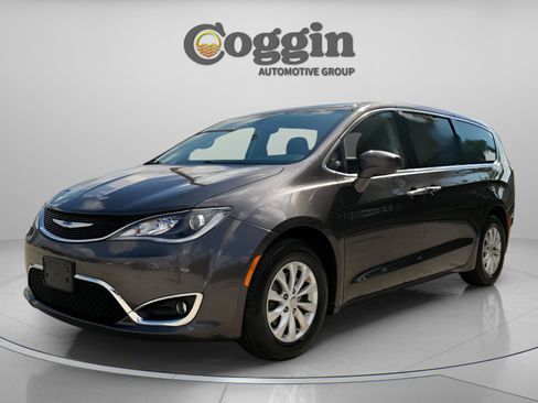 Used 2019 Chrysler Pacifica Touring Plus image 2