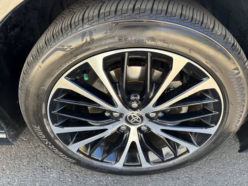 Used 2020 Toyota Camry SE FWD image 4