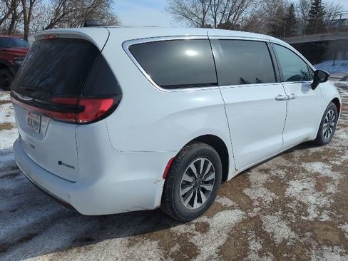 Used 2024 Chrysler Pacifica Select image 8