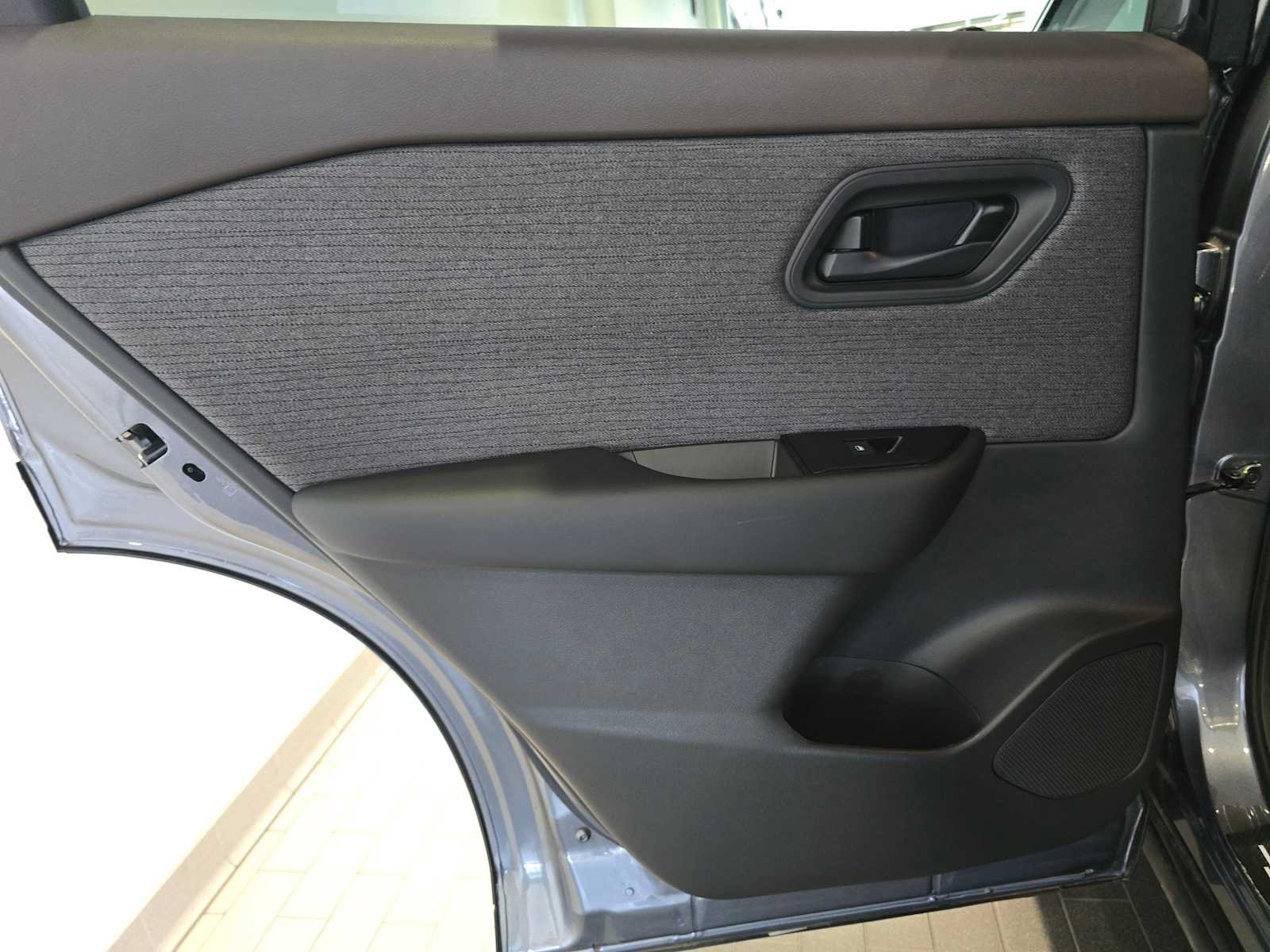 Used 2023 Nissan Rogue S AWD/4WD image 15