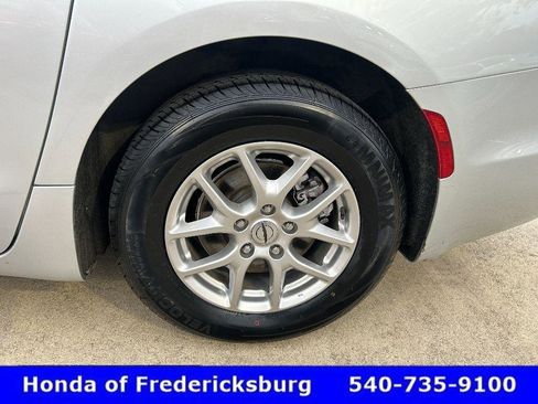 Used 2024 Chrysler Pacifica Touring-L image 13