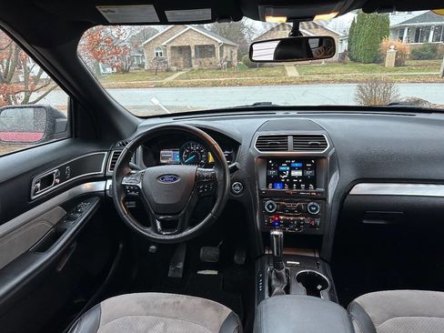 Used 2017 Ford Explorer XLT w/ Equipment Group 202A image 9