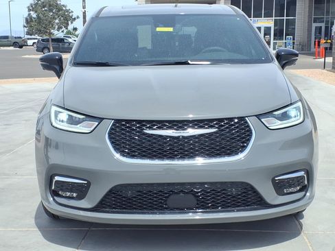 New 2025 Chrysler Pacifica Select image 2