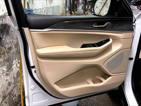 Used 2024 Jeep Grand Cherokee Limited image 19