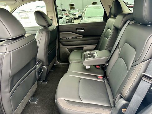 Certified 2025 Nissan Pathfinder SL image 31