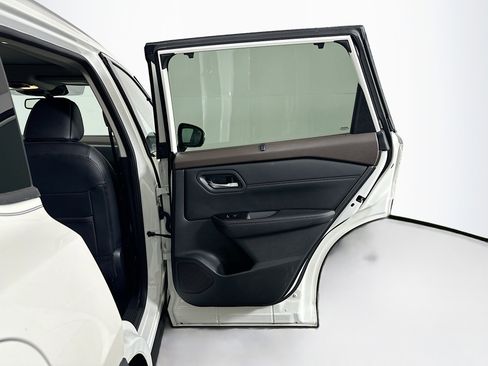 Used 2023 Nissan Rogue SL w/ SL Premium Package image 32