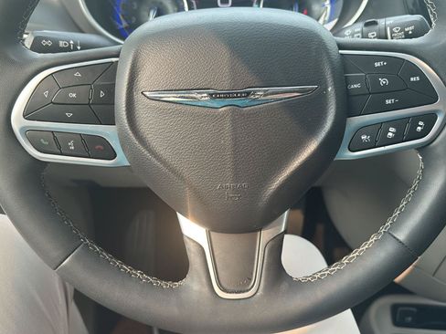 Used 2023 Chrysler Pacifica Touring-L FWD image 12