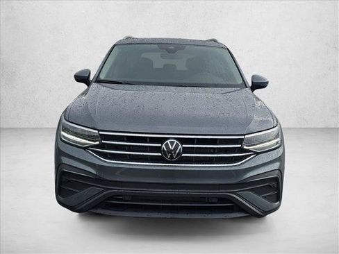 Used 2024 Volkswagen Tiguan SE w/ Panoramic Sunroof Package image 2