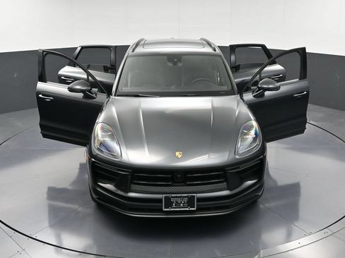 Certified 2025 Porsche Macan AWD/4WD image 33