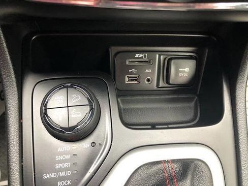 Used 2015 Jeep Cherokee Trailhawk w/ Comfort/Convenience Group image 18