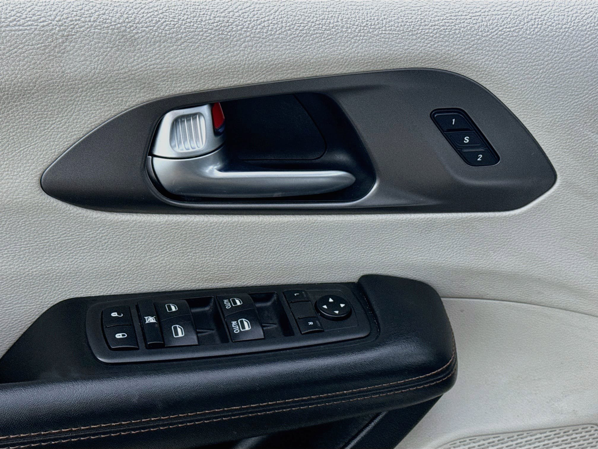 Used 2020 Chrysler Pacifica Touring-L FWD image 19