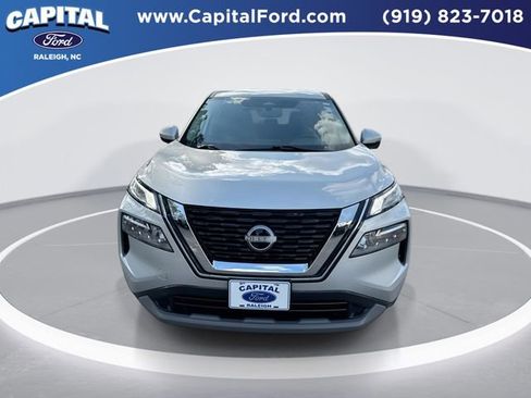 Used 2022 Nissan Rogue SV image 3