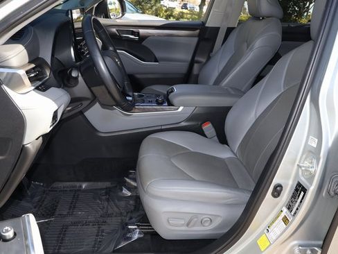Used 2021 Toyota Highlander Limited image 13