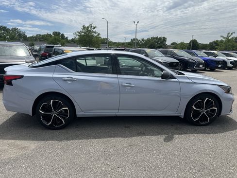 Used 2023 Nissan Altima 2.5 SR w/ SR Premium Package AWD/4WD image 3