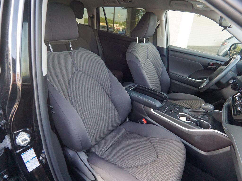 Used 2022 Toyota Highlander LE AWD/4WD image 29
