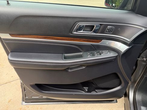 Used 2019 Ford Explorer Limited w/ Class III Trailer Tow Package FWD image 9