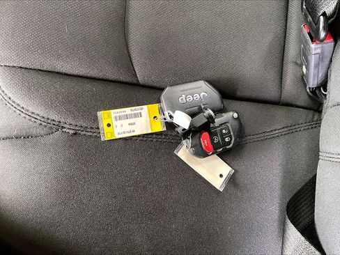 Used 2021 Jeep Wrangler Unlimited Sport AWD/4WD image 31