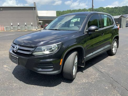 Used 2017 Volkswagen Tiguan Limited w/ Alloy Wheels Package FWD image 4