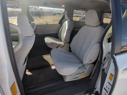 Used 2013 Toyota Sienna LE w/ Towing Pkg AWD/4WD image 25