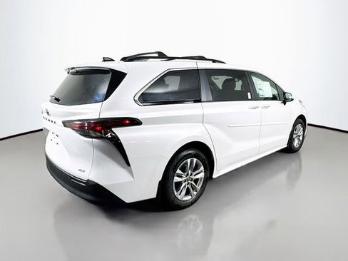 New 2026 Toyota Sienna XLE image 8