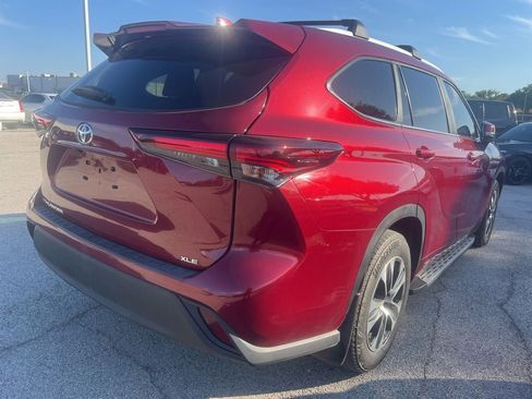 Used 2024 Toyota Highlander XLE FWD image 4