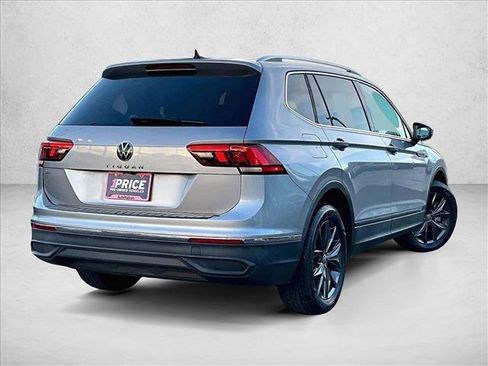 Used 2022 Volkswagen Tiguan SE w/ Panoramic Sunroof Package FWD image 2
