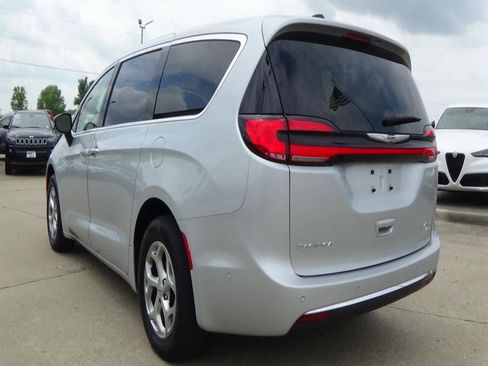 Used 2024 Chrysler Pacifica Limited AWD/4WD image 8