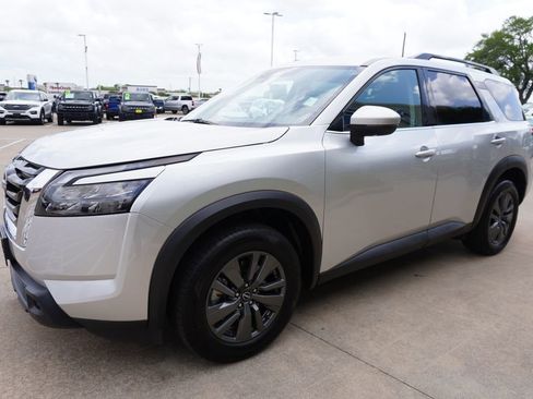 Used 2024 Nissan Pathfinder SV FWD image 3