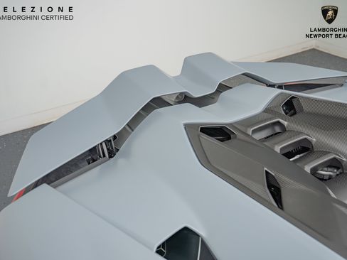 Used 2024 Lamborghini Revuelto image 9