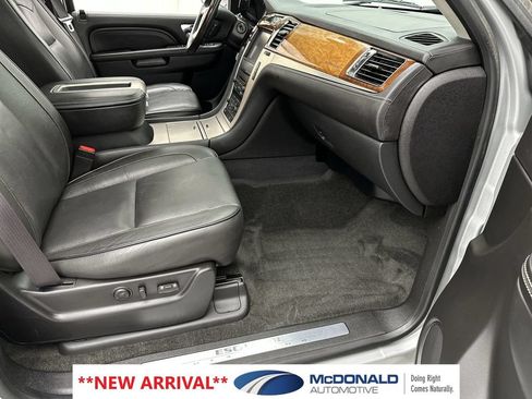 Used 2013 Cadillac Escalade Platinum AWD/4WD image 25