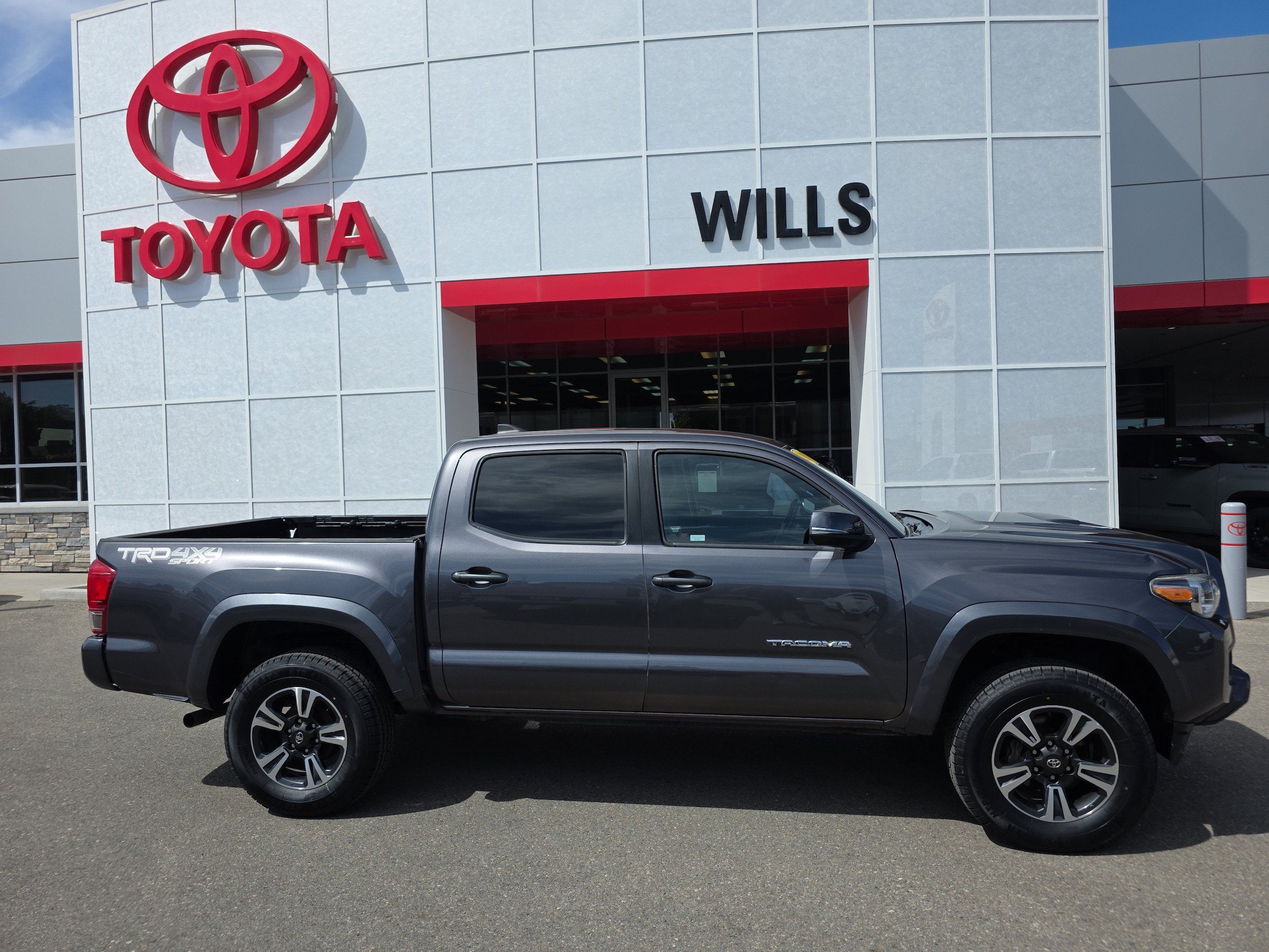 Used 2017 Toyota Tacoma TRD Sport w/ Tow Package (A/T) AWD/4WD image 1