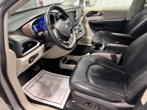 Used 2018 Chrysler Pacifica Touring-L FWD image 9