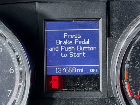Used 2014 Chrysler Town & Country Touring-L FWD image 9