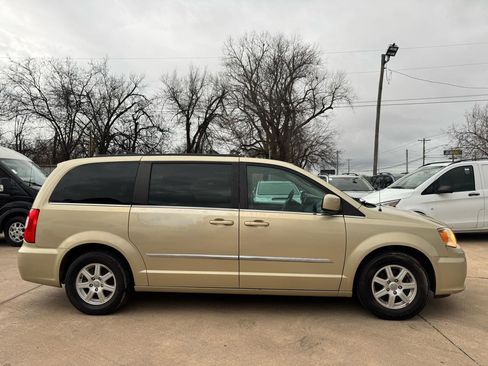 Used 2012 Chrysler Town & Country Touring image 34
