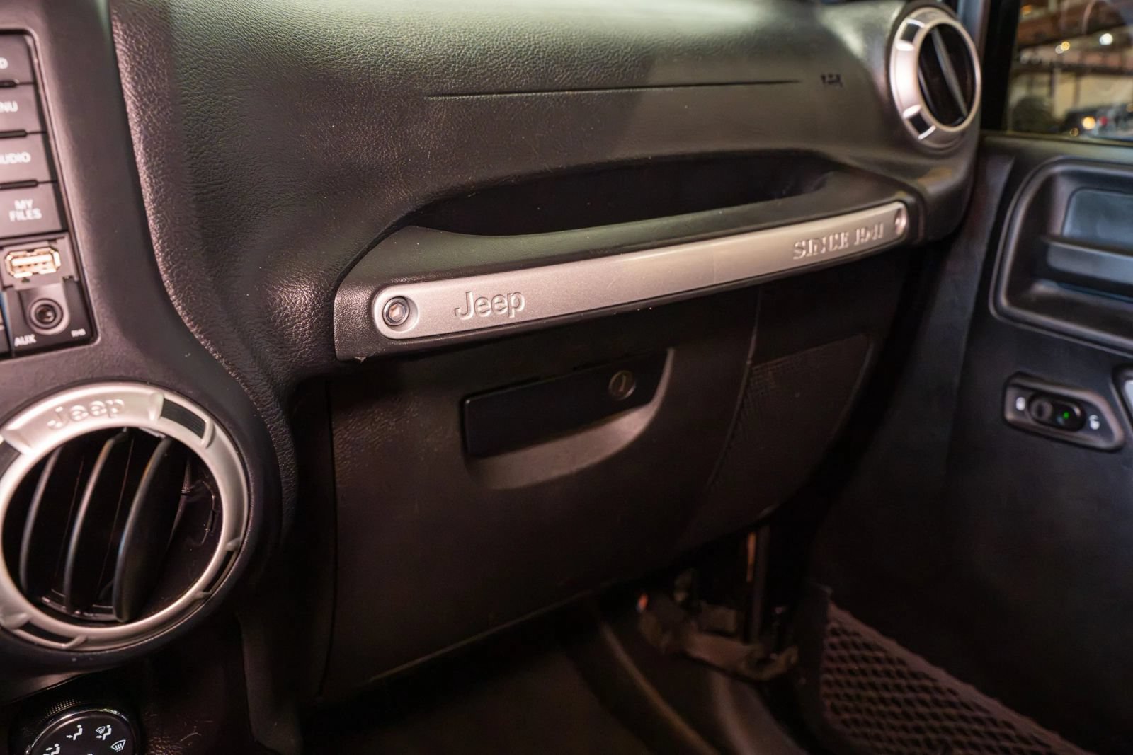 Used 2018 Jeep Wrangler Unlimited Sahara w/ Connectivity Group AWD/4WD image 36