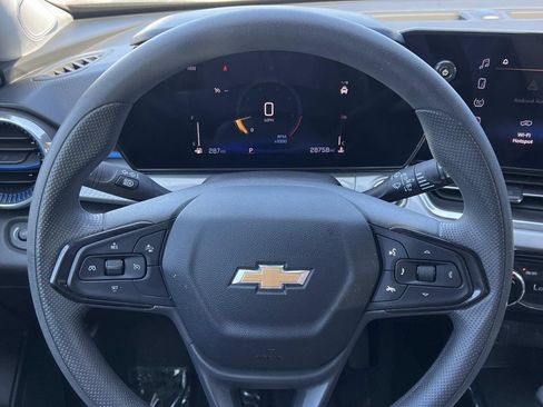 Used 2025 Chevrolet Trax LT FWD image 15
