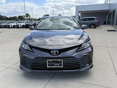 Used 2022 Toyota Camry LE image 2